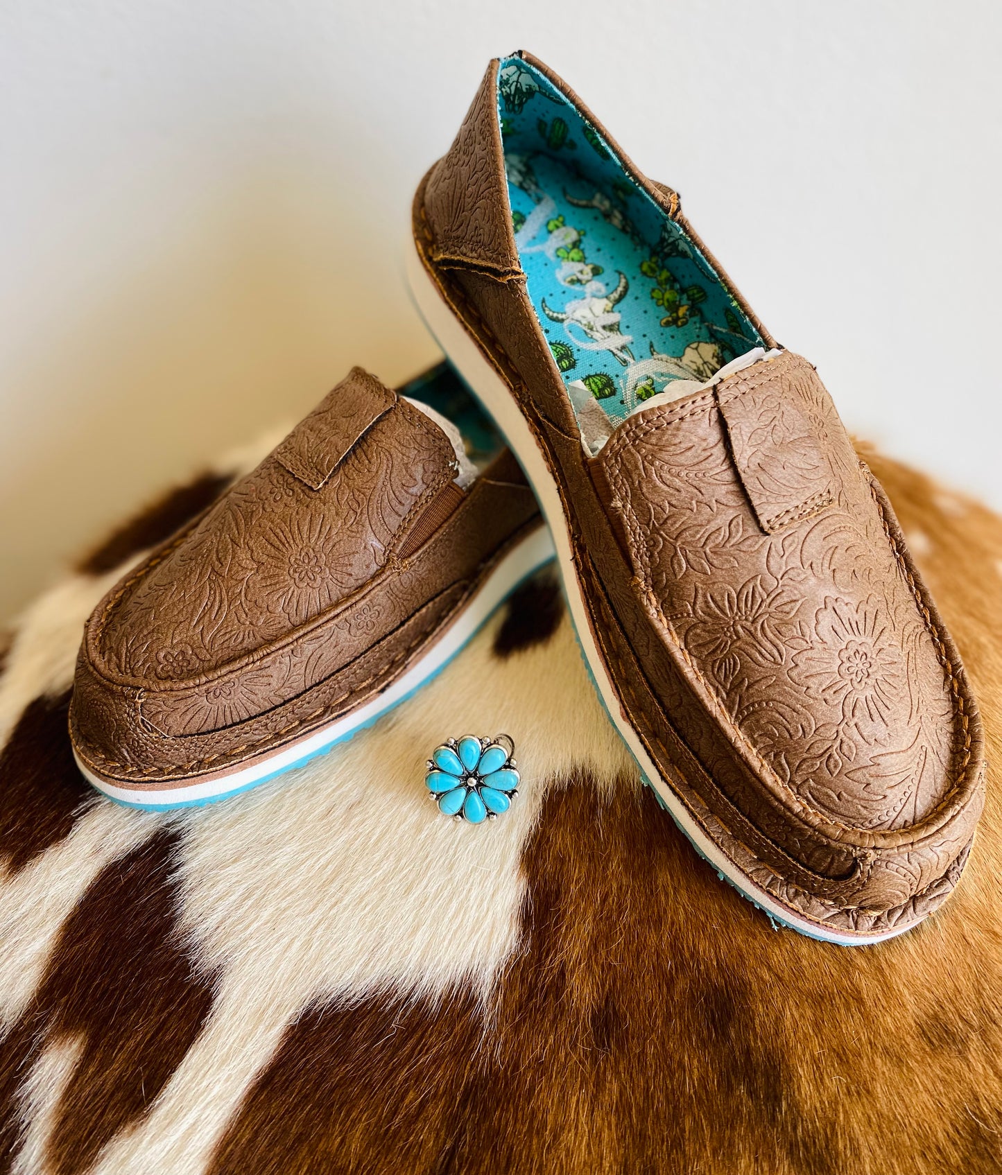 Very G Citrine Womens Slip On Sneaker